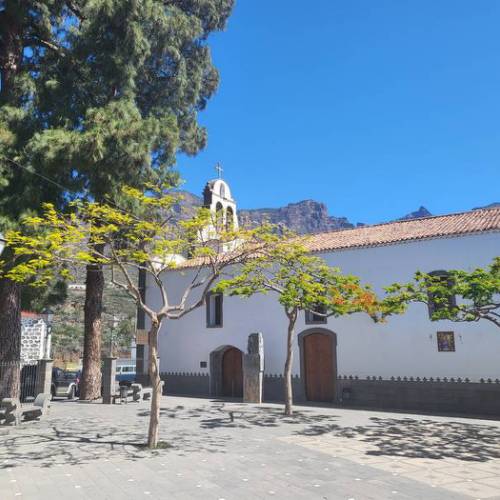 San Bartolomé Church seen from the Town Hall Square